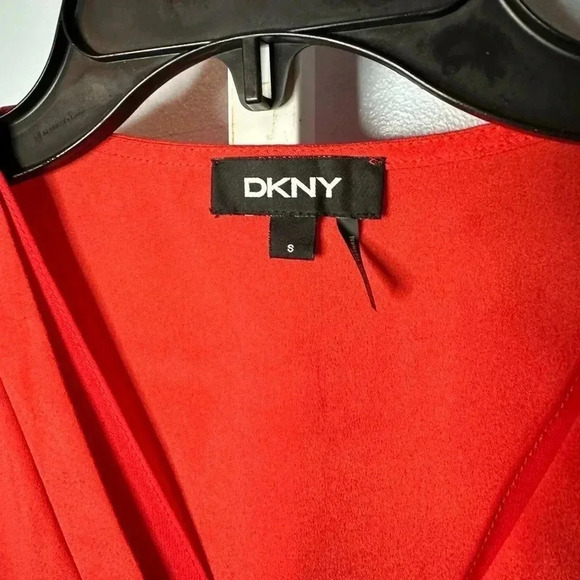 ❤️DKNY NWOT Coral Sheer V neck top small - Picture 7 of 7